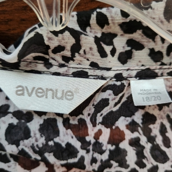 Avenue leopard print semi-sheer faux wrap blouse size 18/20 - Picture 9 of 10
